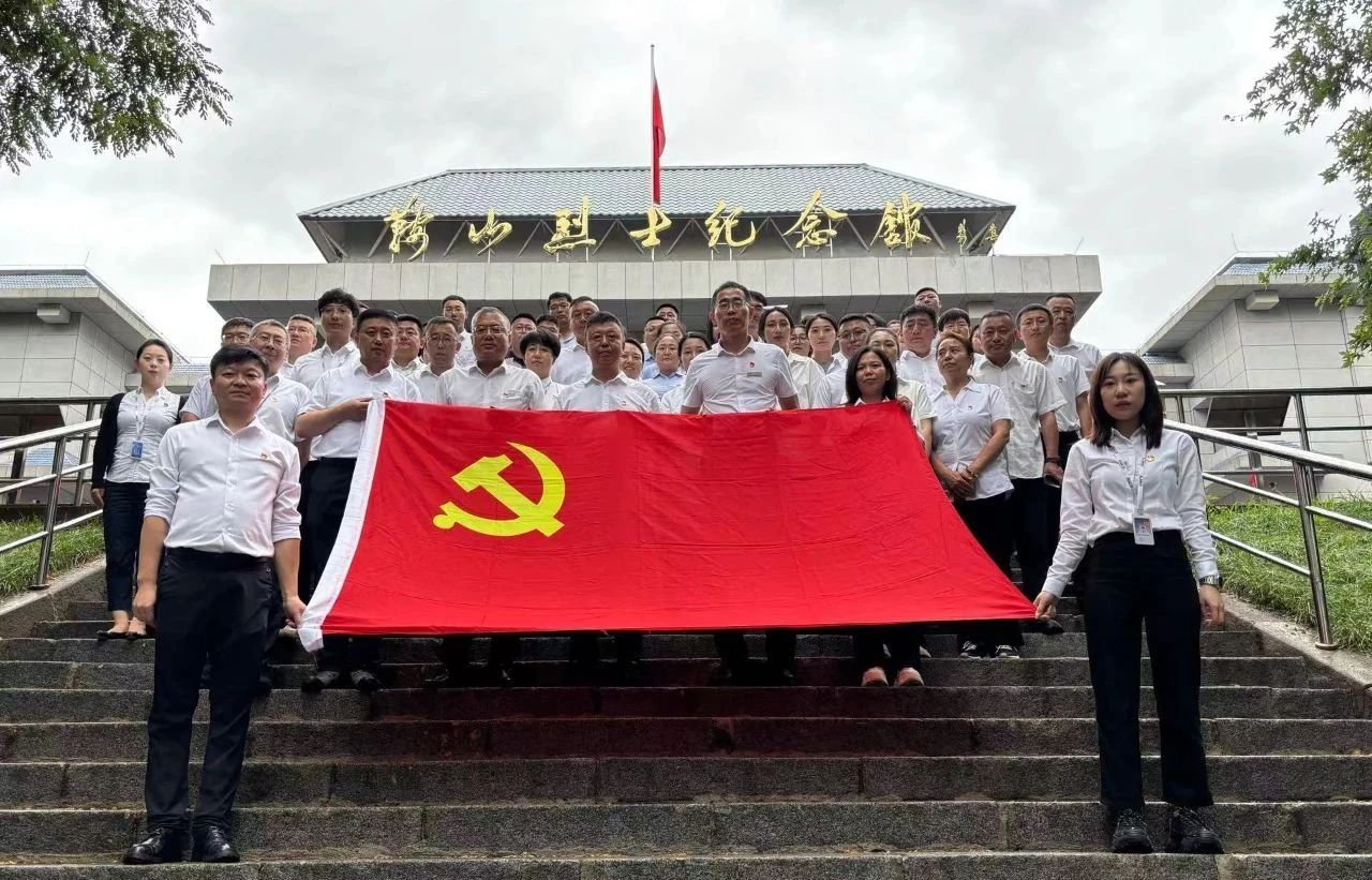 鞍勤集團(tuán)、公服集團(tuán)開(kāi)展“憶初心、強(qiáng)黨性、轉(zhuǎn)作風(fēng)、建新功”慶“七·一”主題黨日活動(dòng)